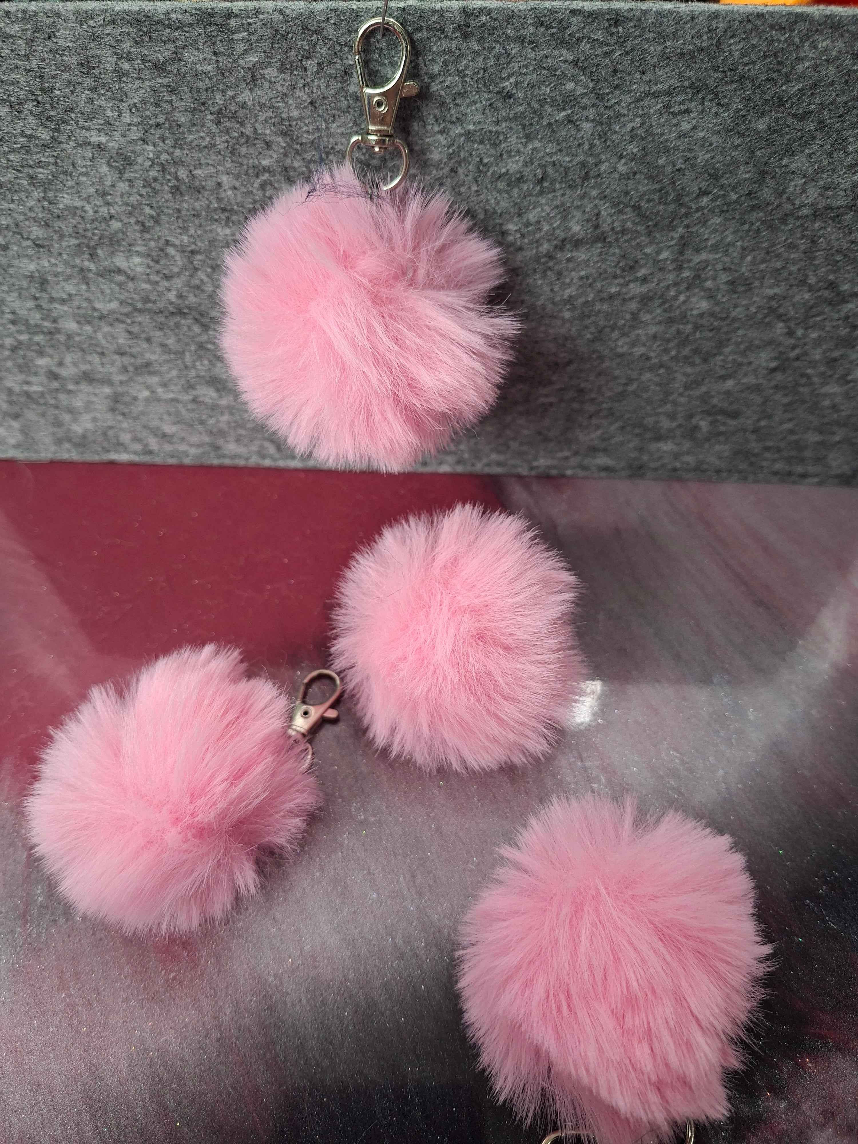 Puschel Anhänger Kaninchenfell - Stilvolles Accessoire für jeden Anlass - Nicky's Kleiderstuebchen