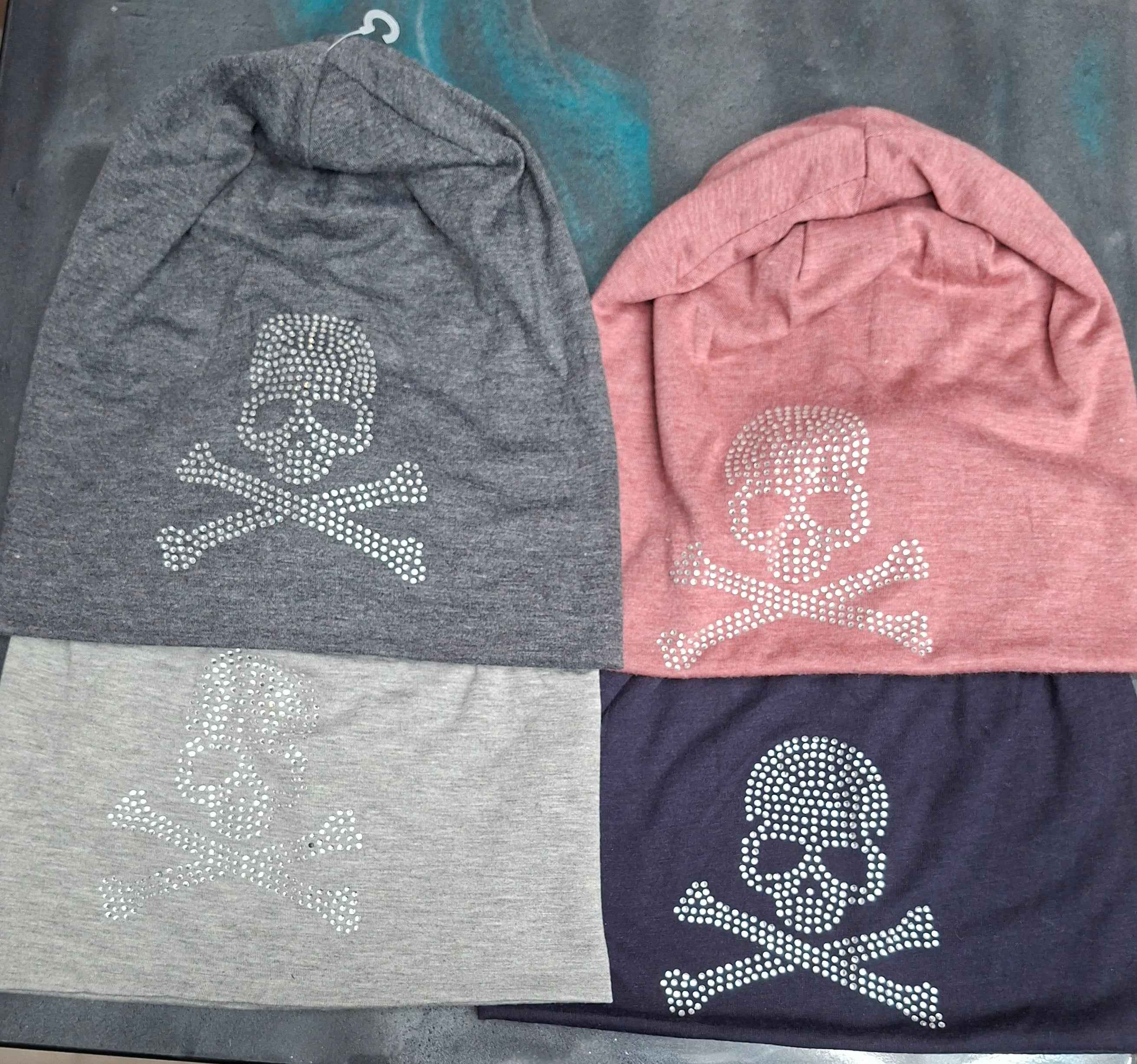 Mützen in Stoff  mit Totenkopf und Strass - Nicky's Kleiderstuebchen