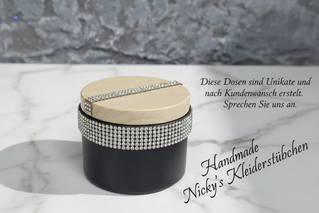 Handmade Nicky's Kleiderstuebchen  Kerzen In Dosen In Verschieden Düften