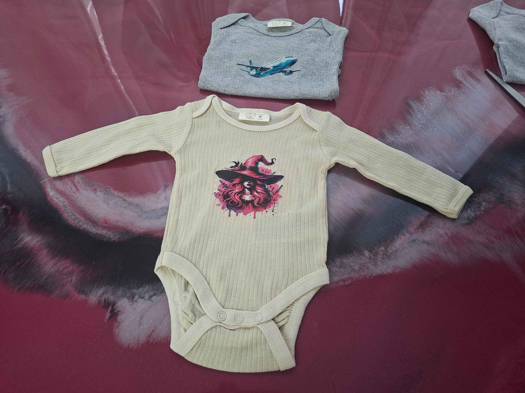 Personalisierte Baby-Bodys in vielen Farben, und jedes kann mit Sprüchen oder Motiven hergestellt werden. - Nicky's Kleiderstuebchen