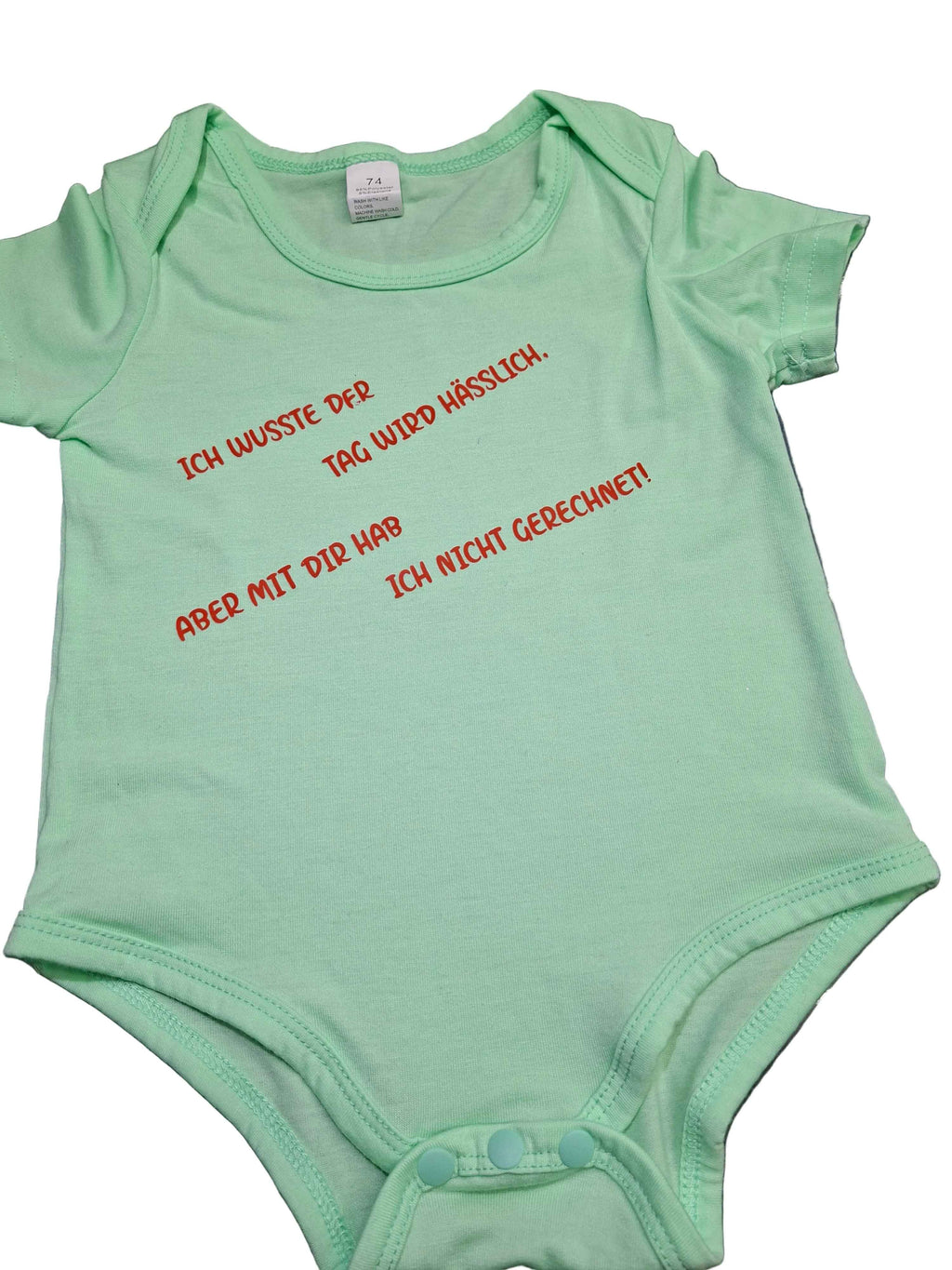 Personalisierte Baby-Bodys in vielen Farben, und jedes kann mit Sprüchen oder Motiven hergestellt werden. - Nicky's Kleiderstuebchen